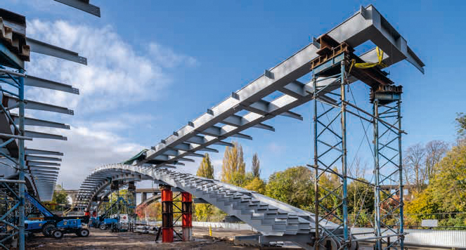Travaux à quai d'assemblage de la charpente métallique de la passerelle en 2021 Travaux à quai d'assemblage de la charpente métallique de la passerelle en 2021