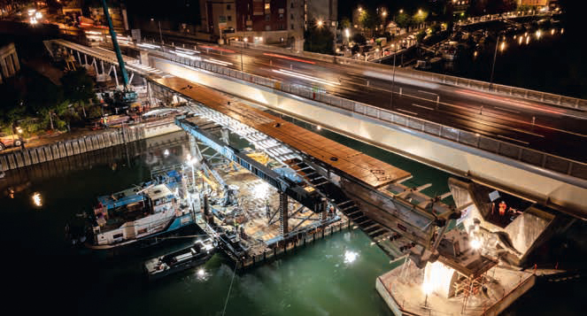 Pose de la première travée de la passerelle en mai 2022 Pose de la première travée de la passerelle en mai 2022