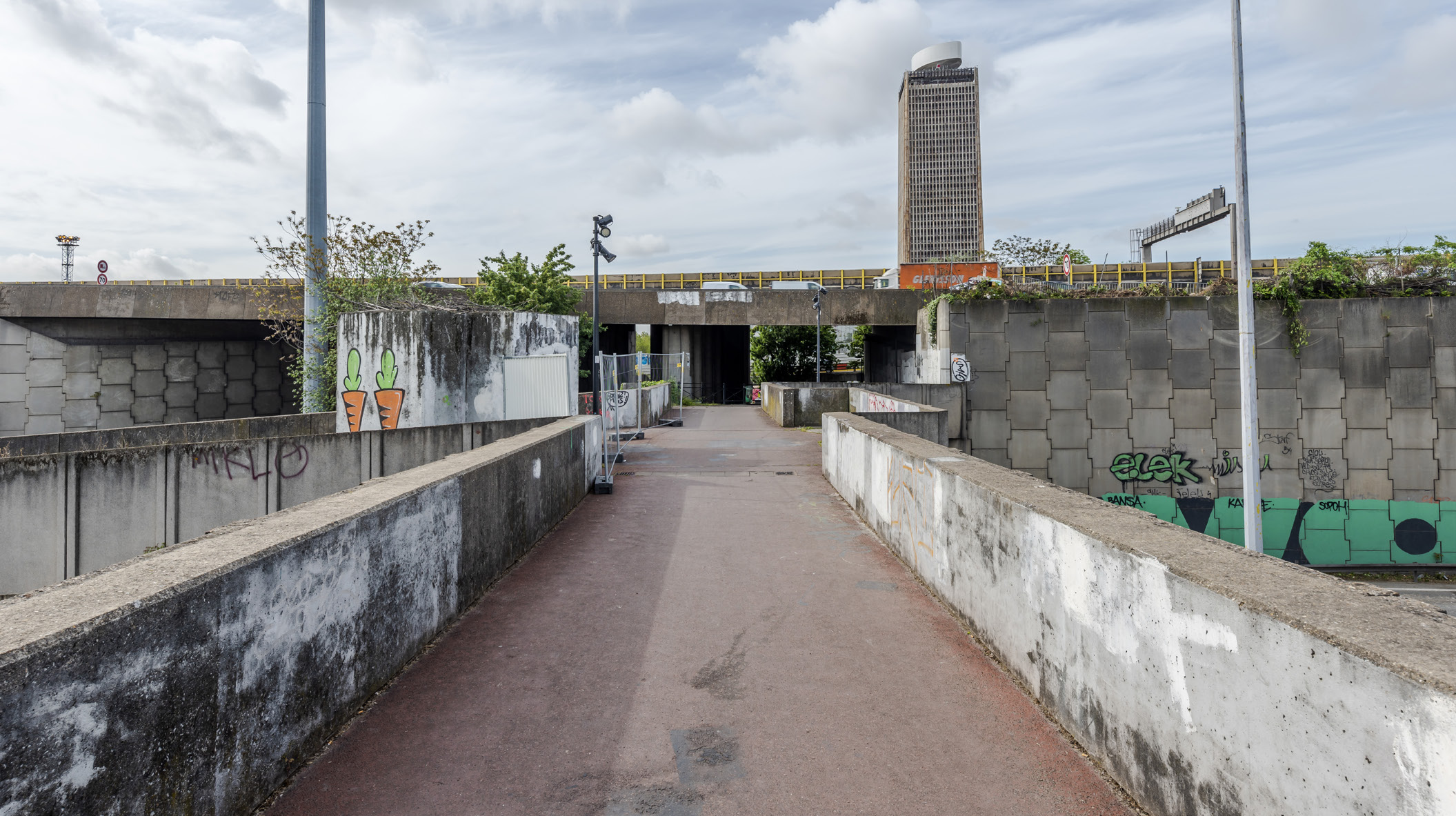 Vue de l'ancienne passerelle piétonne détruite 