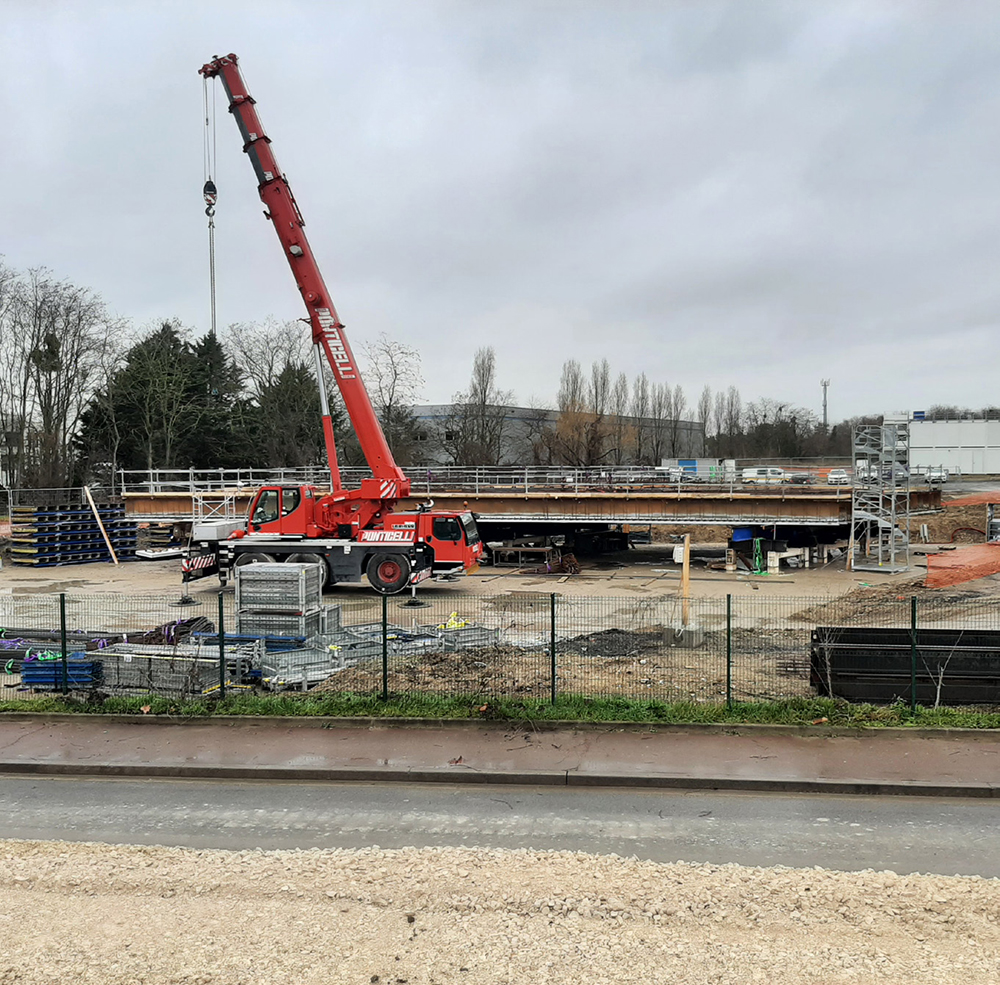 Fin 2020 / début 2021 - Travaux de terrassement de l’aire de préfabrication des ponts-rails, assemblage des tabliers et relevage de voies ferrées et de la rue Louis Thébault