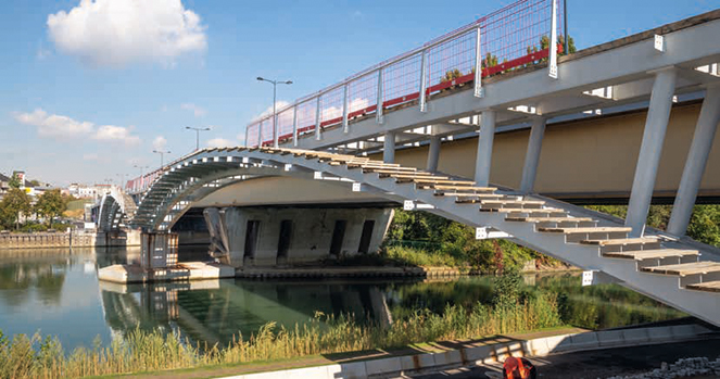 Réalisation des derniers aménagements sur la passerelle et sur les quais avant sa mise en service Réalisation des derniers aménagements sur la passerelle et sur les quais avant sa mise en service