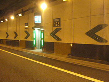 Trois signaux lumineux : flèches lumineuses, flashs, faisceau de lumière blanche au-dessus de la porte 