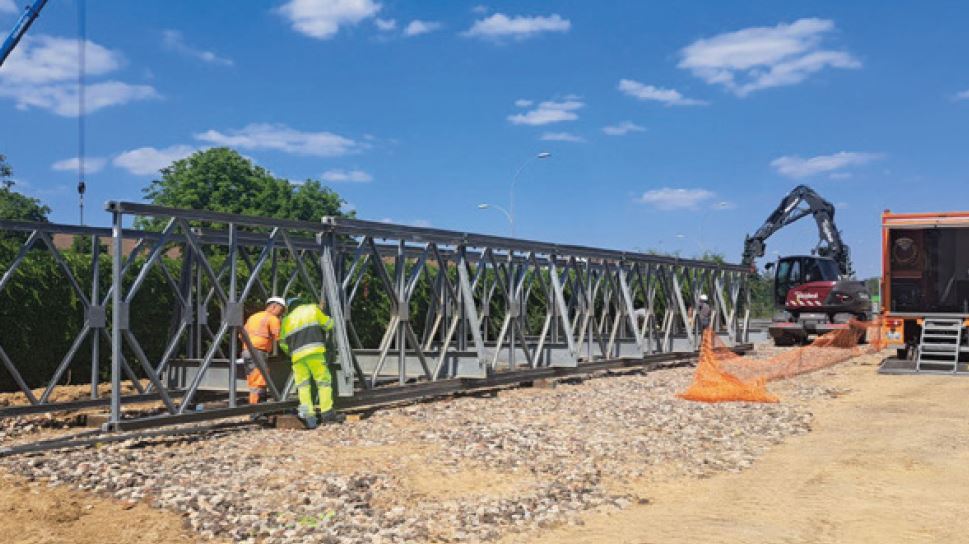 Mise en place de la passerelle piétonne Mise en place de la passerelle piétonne