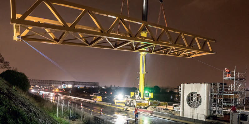 Mise en place de la nouvelle passerelle des Berchères Mise en place de la nouvelle passerelle des Berchères