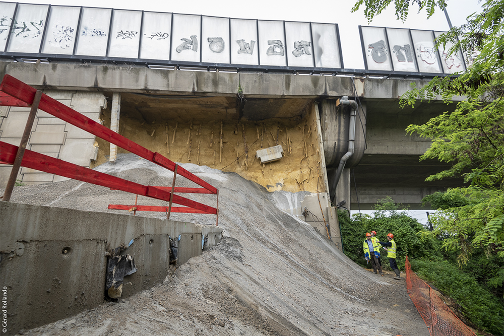 Une couverture provisoire en béton a été construite pour protéger la butte en sablon contre les venues d'eau.