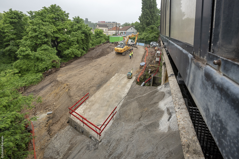 Des plate-formes et des accès aux abords du viaduc et du mur de soutènement ont été construits pour permettre l’intervention d’engins de chantier.